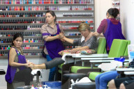 PEOPLE - Lori Loughlin lässt sich im Nagelstudio verwöhnen