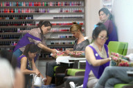 PEOPLE - Lori Loughlin lässt sich im Nagelstudio verwöhnen