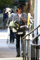 PEOPLE - Edward Norton trägt sein Baby durchs West Village