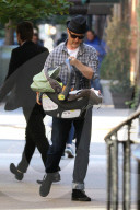 PEOPLE - Edward Norton trägt sein Baby durchs West Village