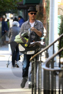 PEOPLE - Edward Norton trägt sein Baby durchs West Village