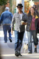 PEOPLE - Edward Norton trägt sein Baby durchs West Village