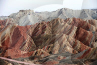 FEATURE -  Naturschauspiel: Rainbow Mountain von Zhangye in China