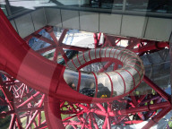 FEATURE - Olympiaturm in London wird zur Riesenrutsche