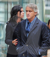 EXKLUSIV - Roberto Mancini mit einer 'Mystery Brunetten' in London unterwegs