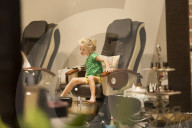 EXKLUSIV - Jessica Simpson's Tochter Maxwell geniesst eine Pedicure