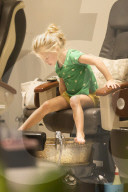 EXKLUSIV - Jessica Simpson's Tochter Maxwell geniesst eine Pedicure