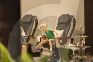EXKLUSIV - Jessica Simpson's Tochter Maxwell geniesst eine Pedicure