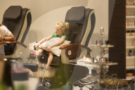 EXKLUSIV - Jessica Simpson's Tochter Maxwell geniesst eine Pedicure