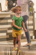 EXKLUSIV - Jessica Simpson's Tochter Maxwell geniesst eine Pedicure