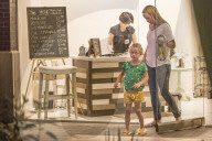 EXKLUSIV - Jessica Simpson's Tochter Maxwell geniesst eine Pedicure
