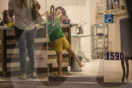 EXKLUSIV - Jessica Simpson's Tochter Maxwell geniesst eine Pedicure