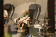 EXKLUSIV - Jessica Simpson's Tochter Maxwell geniesst eine Pedicure