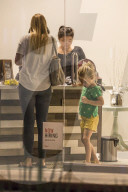 EXKLUSIV - Jessica Simpson's Tochter Maxwell geniesst eine Pedicure