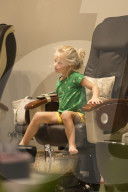 EXKLUSIV - Jessica Simpson's Tochter Maxwell geniesst eine Pedicure