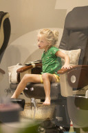 EXKLUSIV - Jessica Simpson's Tochter Maxwell geniesst eine Pedicure