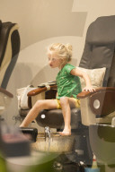 EXKLUSIV - Jessica Simpson's Tochter Maxwell geniesst eine Pedicure