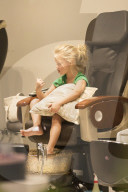 EXKLUSIV - Jessica Simpson's Tochter Maxwell geniesst eine Pedicure
