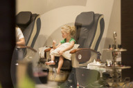 EXKLUSIV - Jessica Simpson's Tochter Maxwell geniesst eine Pedicure