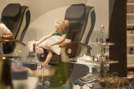 EXKLUSIV - Jessica Simpson's Tochter Maxwell geniesst eine Pedicure