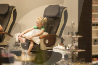EXKLUSIV - Jessica Simpson's Tochter Maxwell geniesst eine Pedicure