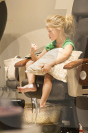 EXKLUSIV - Jessica Simpson's Tochter Maxwell geniesst eine Pedicure