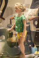 EXKLUSIV - Jessica Simpson's Tochter Maxwell geniesst eine Pedicure