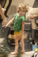 EXKLUSIV - Jessica Simpson's Tochter Maxwell geniesst eine Pedicure