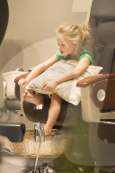 EXKLUSIV - Jessica Simpson's Tochter Maxwell geniesst eine Pedicure