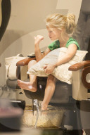 EXKLUSIV - Jessica Simpson's Tochter Maxwell geniesst eine Pedicure