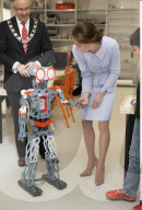 PEOPLE - Hollandbesuch: Herzogin Kate ist auch lieb zu Robotern
