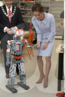 PEOPLE - Hollandbesuch: Herzogin Kate ist auch lieb zu Robotern