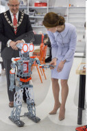 PEOPLE - Hollandbesuch: Herzogin Kate ist auch lieb zu Robotern