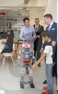 PEOPLE - Hollandbesuch: Herzogin Kate ist auch lieb zu Robotern