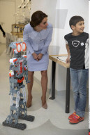 PEOPLE - Hollandbesuch: Herzogin Kate ist auch lieb zu Robotern