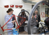 PEOPLE - Hollandbesuch: Herzogin Kate ist auch lieb zu Robotern