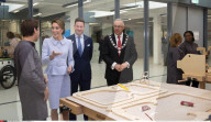 PEOPLE - Hollandbesuch: Herzogin Kate ist auch lieb zu Robotern