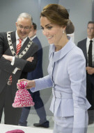 PEOPLE - Hollandbesuch: Herzogin Kate ist auch lieb zu Robotern