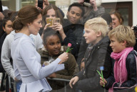 PEOPLE - Hollandbesuch: Herzogin Kate ist auch lieb zu Robotern