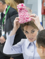 PEOPLE - Hollandbesuch: Herzogin Kate ist auch lieb zu Robotern