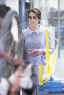 PEOPLE - Hollandbesuch: Herzogin Kate ist auch lieb zu Robotern