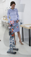 PEOPLE - Hollandbesuch: Herzogin Kate ist auch lieb zu Robotern