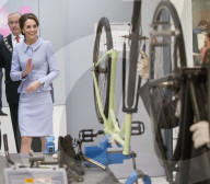 PEOPLE - Hollandbesuch: Herzogin Kate ist auch lieb zu Robotern