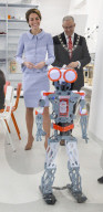 PEOPLE - Hollandbesuch: Herzogin Kate ist auch lieb zu Robotern