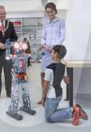 PEOPLE - Hollandbesuch: Herzogin Kate ist auch lieb zu Robotern