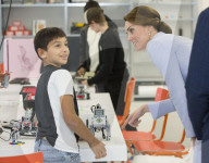 PEOPLE - Hollandbesuch: Herzogin Kate ist auch lieb zu Robotern
