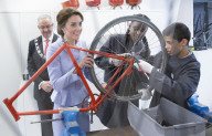 PEOPLE - Hollandbesuch: Herzogin Kate ist auch lieb zu Robotern