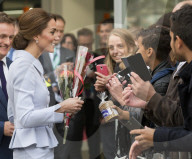 PEOPLE - Hollandbesuch: Herzogin Kate ist auch lieb zu Robotern