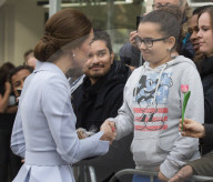 PEOPLE - Hollandbesuch: Herzogin Kate ist auch lieb zu Robotern
