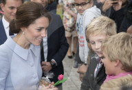 PEOPLE - Hollandbesuch: Herzogin Kate ist auch lieb zu Robotern